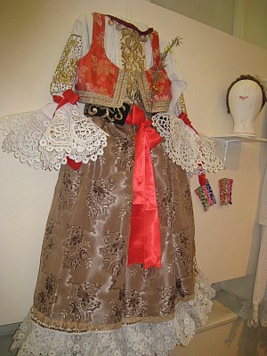 izlozba sokci i bastina - nosnja